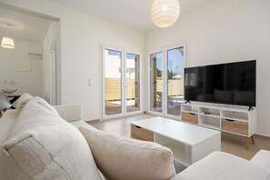 1 habitación, sistema de insonorización y tabla de planchar con plancha
