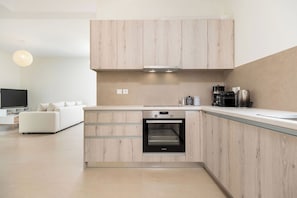 2 Bedroom Villa with Private Pool | Cucina privata | Bollitore elettrico, tostapane