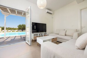Vil·la, 2 dormitoris, piscina privada, vistes parcials al mar | Habitacions insonoritzades, planxa i posts de planxar i wifi gratuïta 