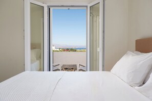 1 habitación, sistema de insonorización y tabla de planchar con plancha