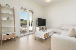 1 habitación, sistema de insonorización y tabla de planchar con plancha