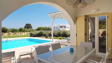2 Bedroom Villa with Private Pool | Quartos à prova de som, ferros/tábuas de passar roupa, Wi-Fi de cortesia