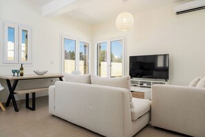 Superior 2 Bedroom Villa with Private Pool | 1 camera, insonorizzazione, ferro/asse da stiro, Wi-Fi gratuito