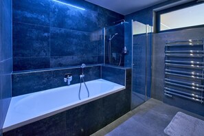 Bruser, hårtørrer, håndklæder, Sæbe