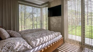 7 bedrooms, WiFi, bed sheets