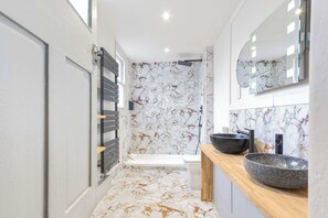 Shower, hair dryer, towels - Quirky & Wonky Inn - 4 BD (Brighton and Hove)