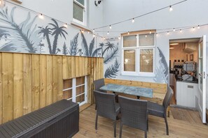 Outdoor dining - Quirky & Wonky Inn - 4 BD (Brighton and Hove)