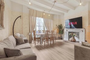 TV - Quirky & Wonky Inn - 4 BD (Brighton and Hove)