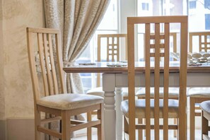 Dining - Quirky & Wonky Inn - 4 BD (Brighton and Hove)