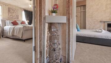 4 bedrooms, iron/ironing board, WiFi, bed sheets