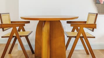 Apartamento, 2 quartos | Área de estar | TV de tela plana