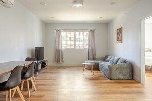 Departamento, 2 habitaciones | Área de sala de estar | Televisión de pantalla plana 