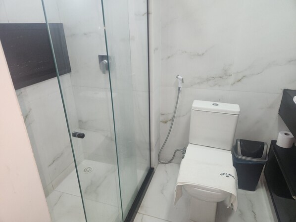 Serviettes fournies, papier toilette