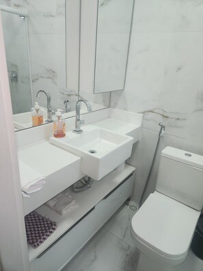 Håndklær og toalettpapir