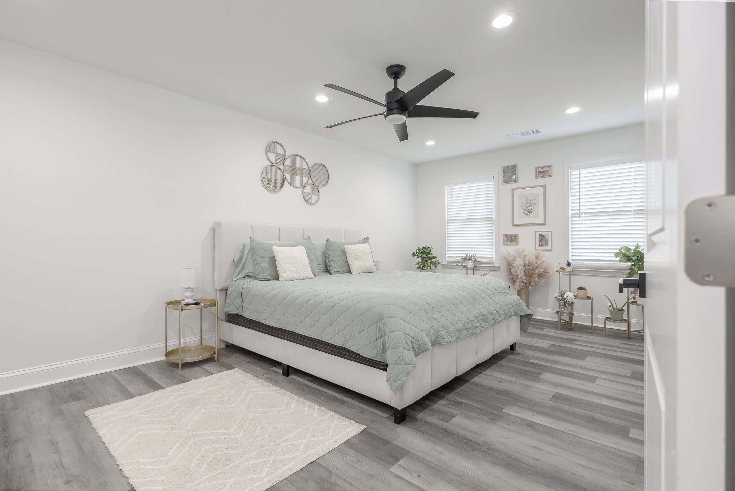 3 chambres, bureau, fer et planche à repasser, lit parapluie