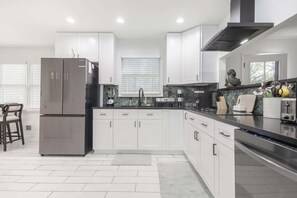 Fridge, microwave, oven, stovetop - Grand Modern Home On 1Acre Land w/ Firepit & Grill (Ellenwood)