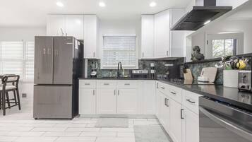 Réfrigérateur, micro-ondes, four, plaque de cuisson