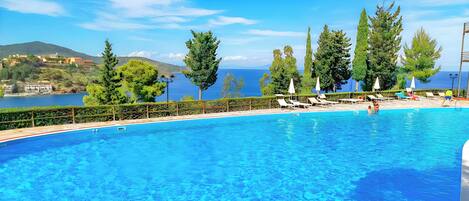 Utendørsbasseng, bassengparasoller og solsenger