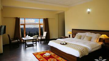 Deluxe Room | Desk, free WiFi