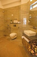 Chuveiro, toalhas de banho, sabonete, shampoo