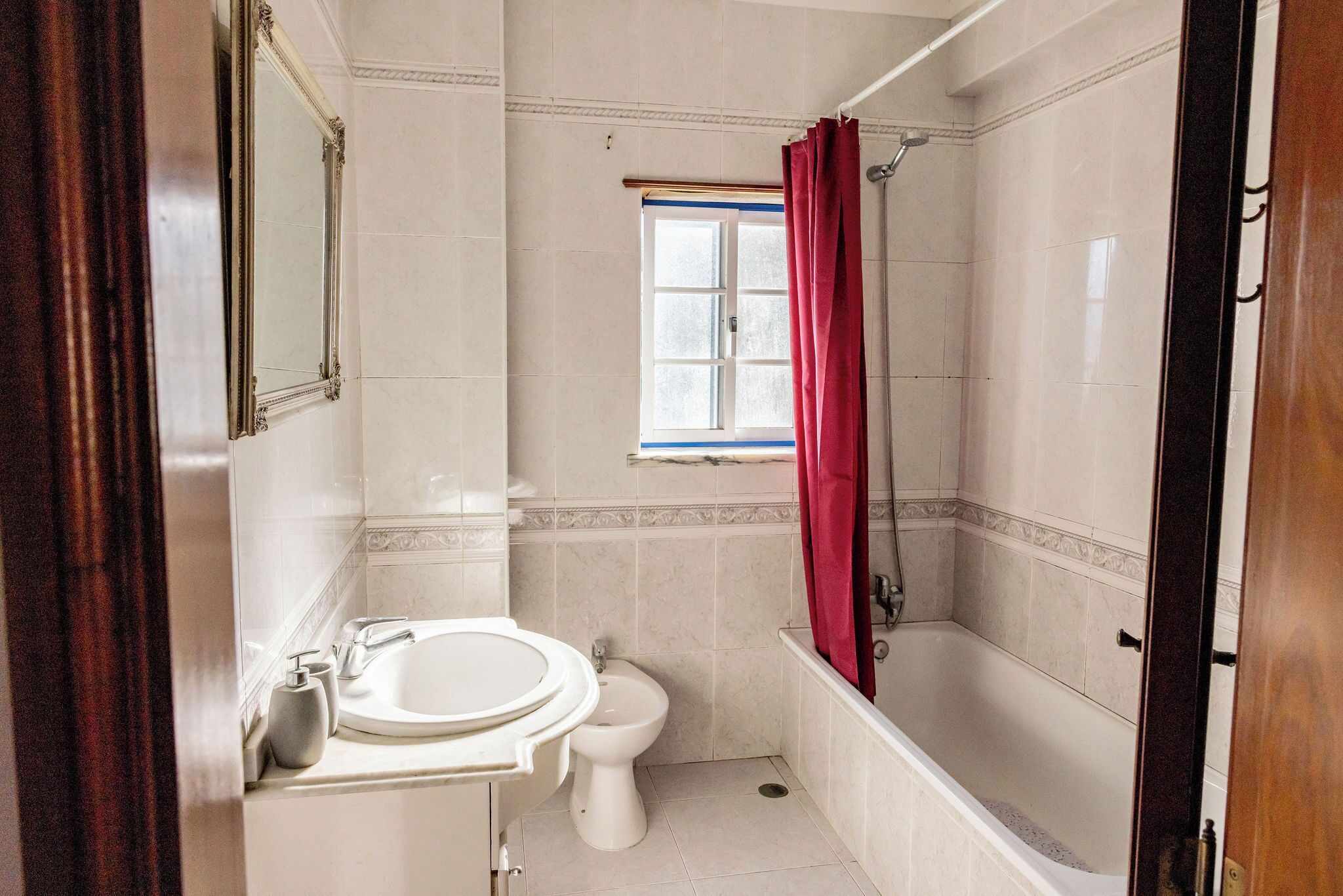 Une salle de bain avec un lavabo, des toilettes et une baignoire.
