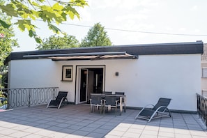Outdoor dining - Bonquartier | Modern apartment with workspaces, terrace & parking space (Hennef (Sieg))