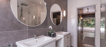 Bonquartier | Modern apartment with workspaces, terrace & parking space