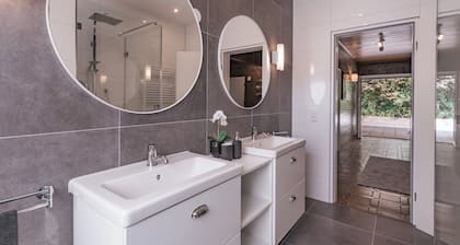 bonquartier | Moderne Wohnung mit Arbeitsplätzen, Terrasse & Parkplatz