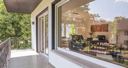 bonquartier | Moderne Wohnung mit Arbeitsplätzen, Terrasse & Parkplatz