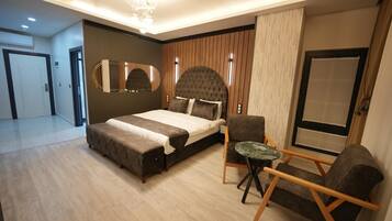 Deluxe suite, uitzicht op de stad | Luxe beddengoed, een minibar, een kluis op de kamer, een bureau