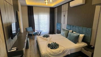 Economy-værelse | Premium-sengetøj, minibar, pengeskab på værelset, skrivebord