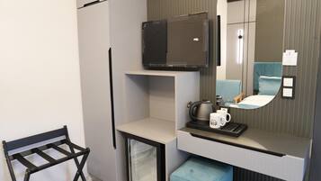 Economy-værelse | Premium-sengetøj, minibar, pengeskab på værelset, skrivebord