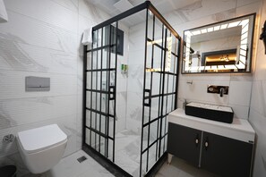 Dusj, regndusjhode, hårføner og tøfler