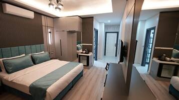 Economy kamer | Luxe beddengoed, een minibar, een kluis op de kamer, een bureau