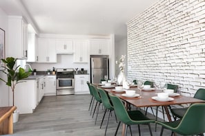 Mikrowelle, Ofen, Wasserkocher mit Kaffee-/Teezubehör, Toaster