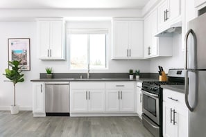 Micro-ondes, four, cafetière/bouilloire, grille-pain