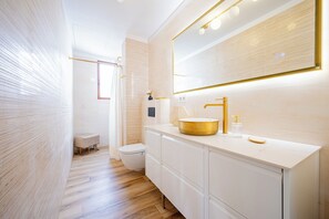 Shower, hair dryer, towels, soap - Golden Getaway: History, Luxury, Modernity and Spa (Badalona)