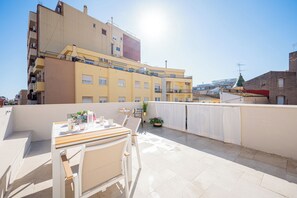 Outdoor dining - Golden Getaway: History, Luxury, Modernity and Spa (Badalona)