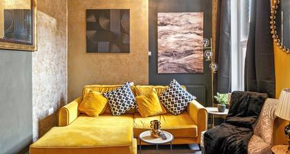 The Vibrant Shamrock Canterbury Retreat | Hot Tub | Groups | Stylish & Spacious