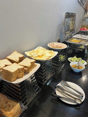 Sudah termasuk sarapan masakan setempat setiap hari