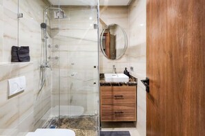 Haartrockner, Handtücher, Seife, Toilettenpapier