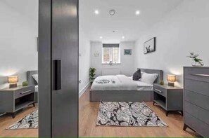 2 chambres, fer et planche à repasser, Wi-Fi, draps fournis