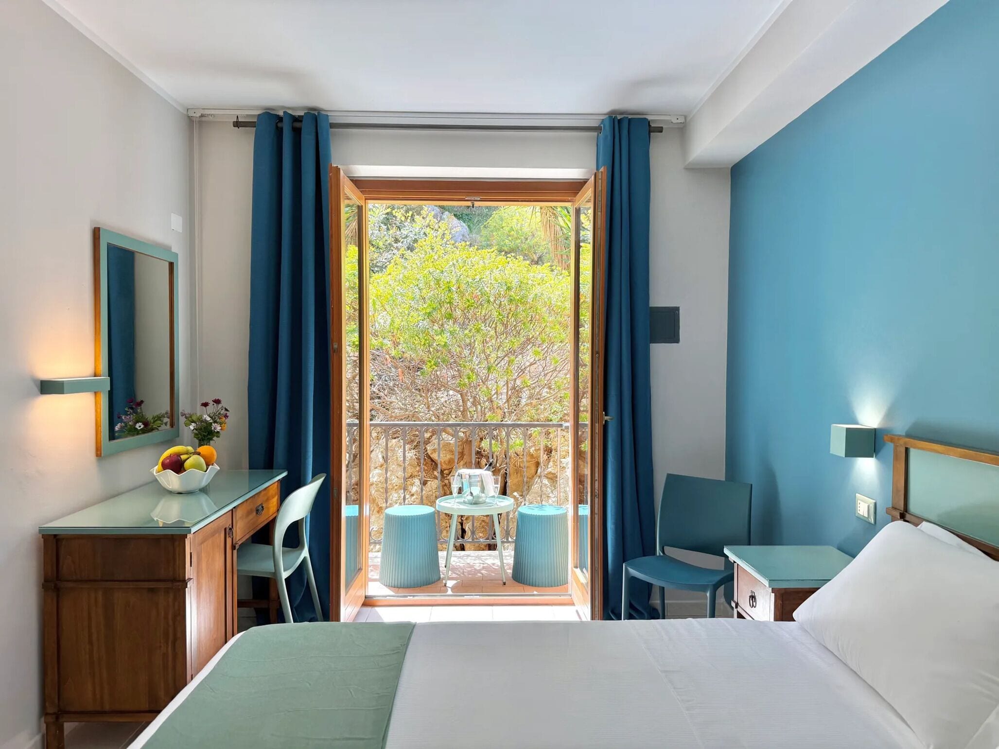 Frigobar, berços (sobretaxa), Wi-Fi de cortesia, roupa de cama