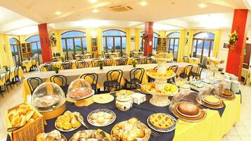Free daily buffet breakfast