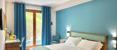 Tweepersoonskamer, balkon | Een minibar, babybedden (toeslag), gratis wifi, beddengoed