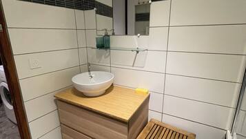 Een douche, een haardroger, handdoeken, toiletpapier