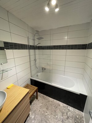 Een douche, een haardroger, handdoeken, toiletpapier