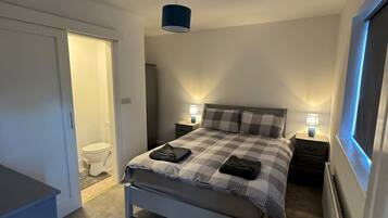 4 bedrooms, iron/ironing board, WiFi, bed sheets