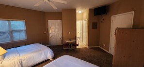 1 slaapkamer, een strijkplank/strijkijzer, wifi, beddengoed