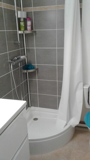 Dusche, Haartrockner, Seife, Toilettenpapier